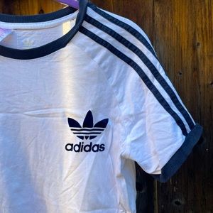 Classic Adidas tshirt 💙